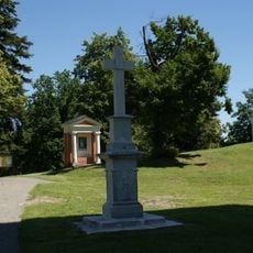 Pamětní kříž u poutního kostela na vrcholu Cvilín