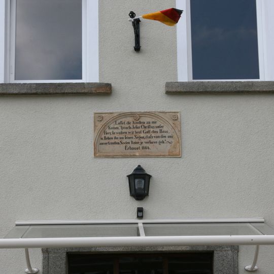 Inschrifttafel der ehemaligen Kirchschule Guttauer Hauptstraße 20