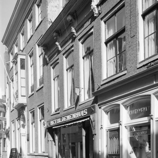 Pand met verdieping en rechte kroonlijst met forse gesneden consoles aan de gootlijst