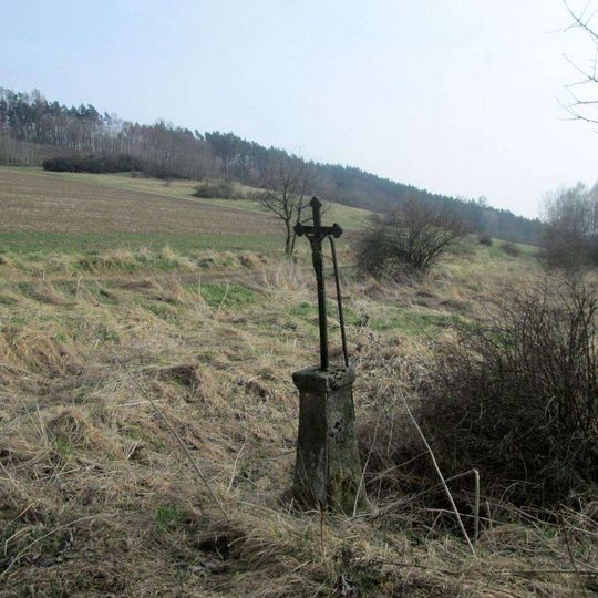 Kříž jihozápadně od Oplotce