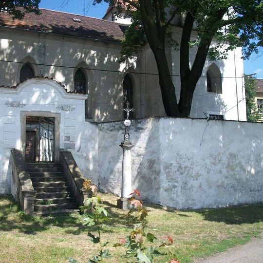 Kříž u kostela v Hradci