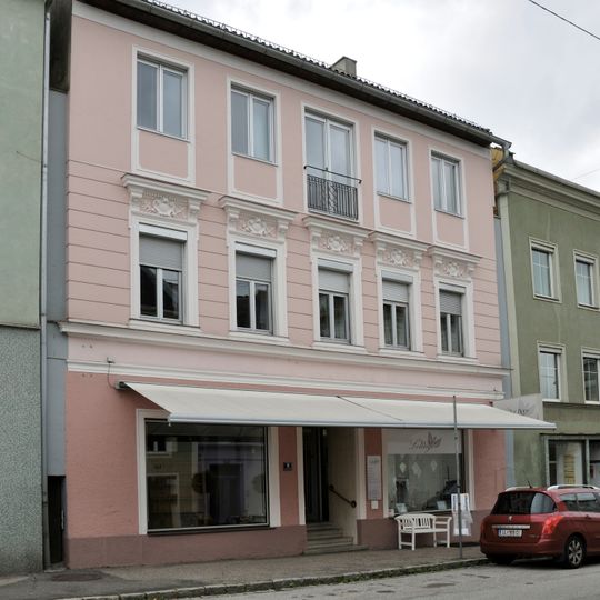 Wohn- und Geschäftshaus, Apotheke, Gürtlerhaus Nr. 67