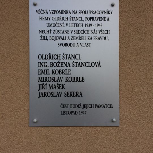 Pamětní deska obětem okupace 1939 - 1945 na domě Koněvova 1880/156 na Žižkově