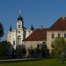 Südflügel des ehemaligen Konventbaus, mit Teilen des ehemaligen Klosterkreuzgangs, jetzt Grundschule