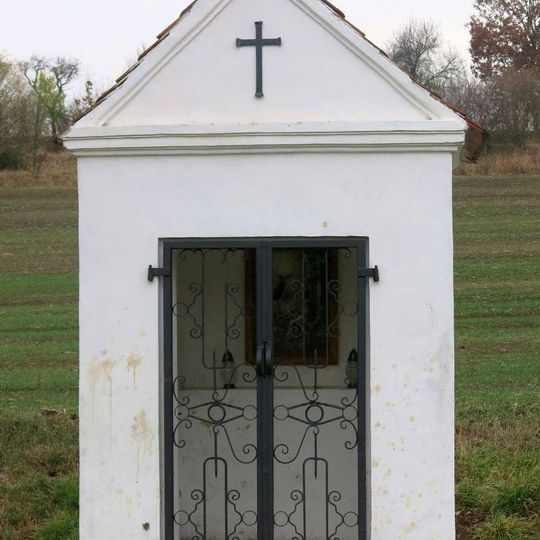 Kaplička u silnice západně od Zálezel