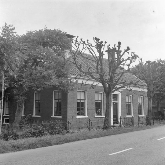 Landelijke woning onder schilddak met hoekschoorstenen