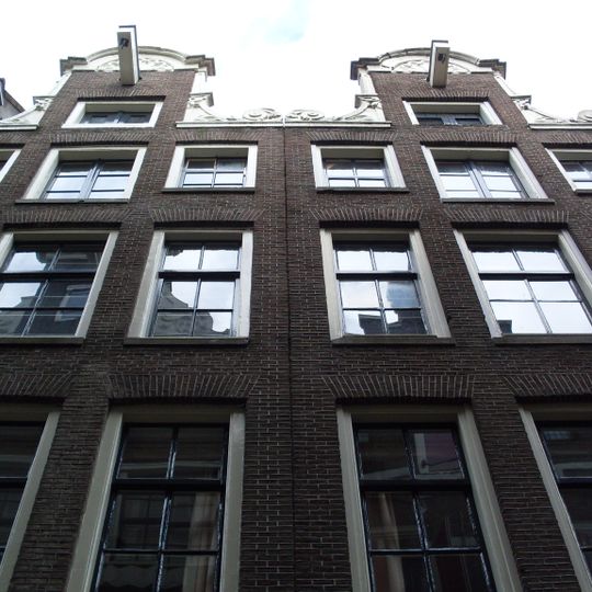 Pand met halsgevel met gedeelde vleugelstukken en palmet in de afdekking