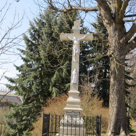 Kříž na návsi ve Vystrčenovicích