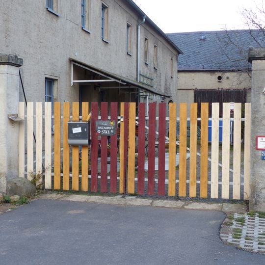Torpfeiler der Hofeinfahrt eines Bauernhofes Dorfstraße 4