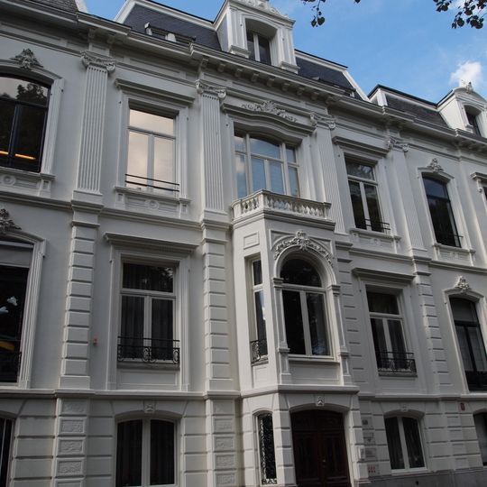 Pand met gepleisterde neoclassieke lijstgevel