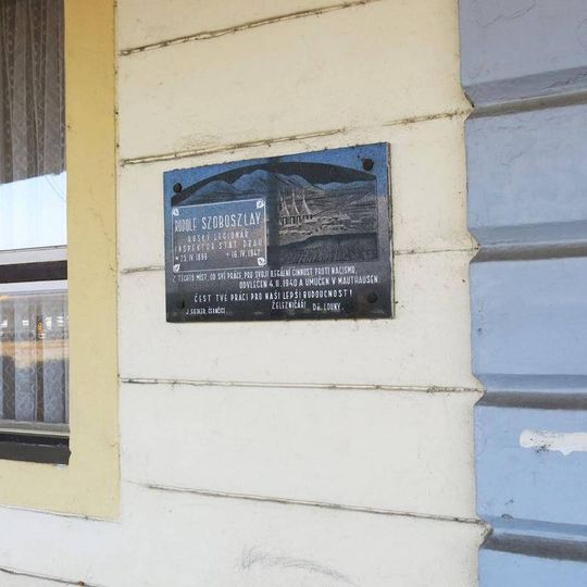 Pamětní deska Rudolfa Szoboszlaye na nádraží v Lounech