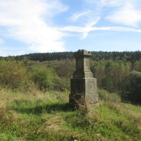 Kříž západně od Balkové u rozcestí