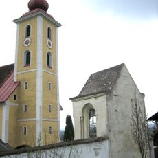 Friedhof und Friedhofsmauer mit Kapelle