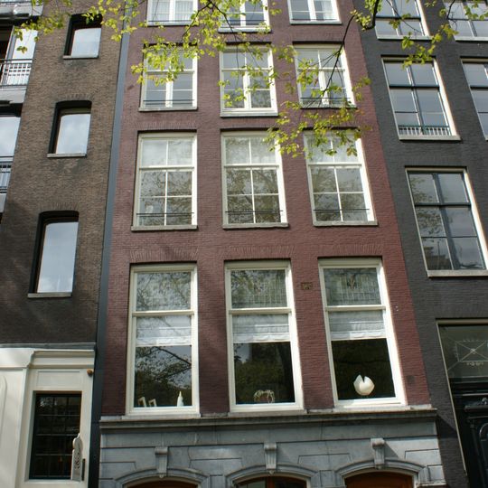 Pand met gevel onder gesneden rechte lijst met triglyfen en consoles