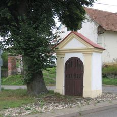 Kaplička u křižovatky ve středu Velkých Všelis