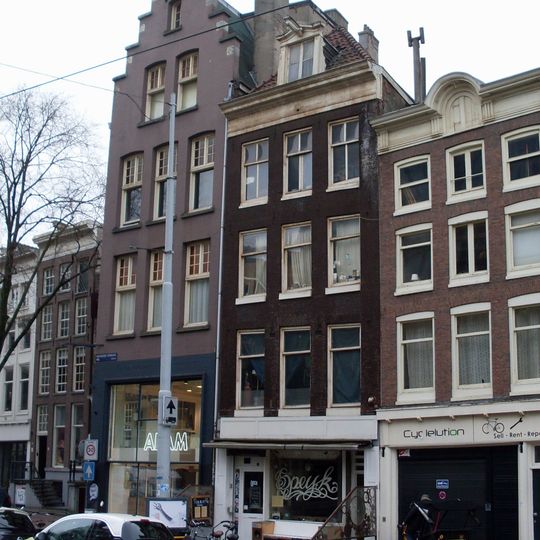 Pand met gevel onder rechte lijst