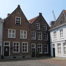 Huis met tuitgevel met vlechtingen, geprofileerde afdekking van de top, achtertopgevel aan de postweg, alwaar 2 genummerd