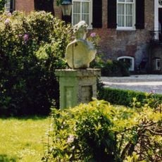 Strijdhoef: drie natuurstenen borstbeelden