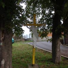 Kříž u čp. 113 ve Hlubanech