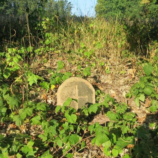 Křížový kámen u silnice jižně od Lomnice nad Popelkou