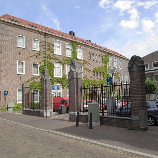 Pastorie met daarnaast hekwerk voormalige St. Hippolytuskerk