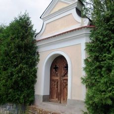 Kaplička s barokním štítem