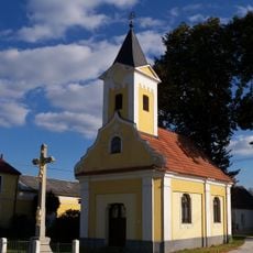 Kříž u kaple v Horusicích