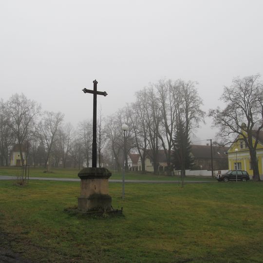 Pamětní kříž na návsi v Kyšicích