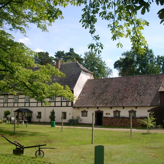 Wohnhaus mit angebautem Seitengebäude und Hofbaum Kastanienweg 5