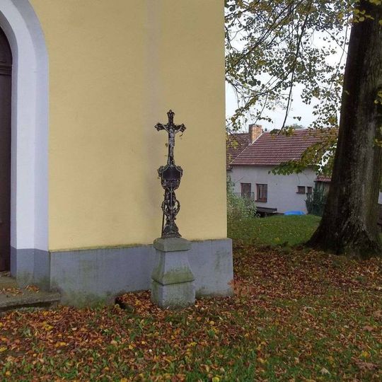 Kříž u kaple v Chotěmicích vpravo