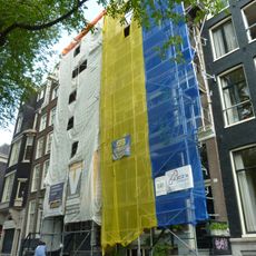 Pand met gevel onder rechte lijst