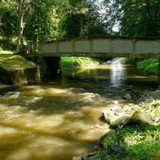 Lávka přes Klenici v parku Štěpánka u hudebního pavilonu