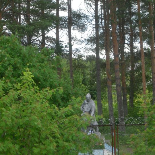 Братская могила советских воинов, погибших в боях с фашистскими захватчиками