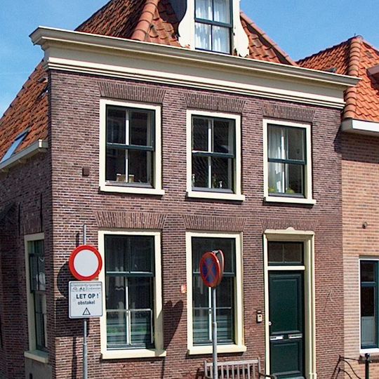 Hoekpand onder hoog zadeldak met rechte kroonlijst