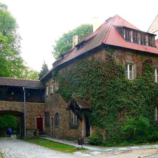 Budynek nr 7a z bramą gospodarczą