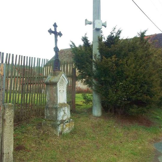 Kříž západně od Semošic u plotu