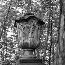 Fraeylemaborg, grote vaas in zuidoosthoek oude deel achterpark