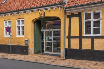 Pintu masuk 1