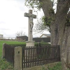 Kříž na návsi ve Střížovicích