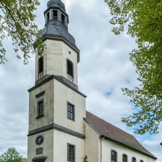 Sachgesamtheit '''St. Michaeliskirche und Kirchhof Zeithain''' mit den Einzeldenkmalen: Kirche, Kirchhofsportal und Einfriedungsmauer, Epitaph, Grabmal sowie Kriegerdenkmale und Sachgesamtheitsteil: Kirchhof Hauptstraße -
