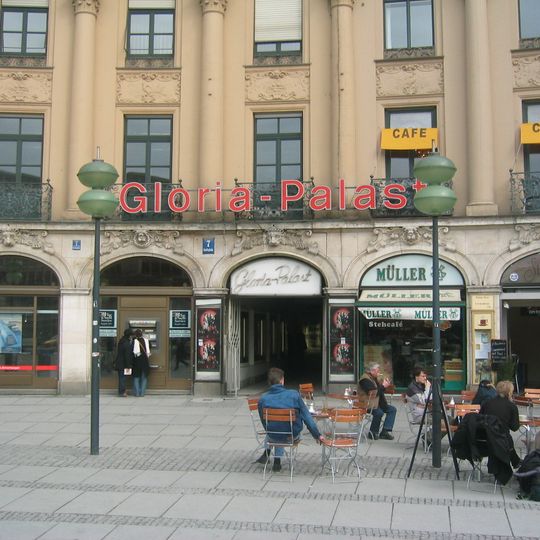 Gloria Palast