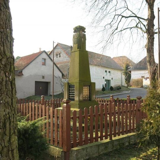 Pomník padlým na návsi v Klenči