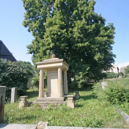 Pomník padlým na návsi ve Starém Týně