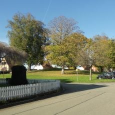 1 Traubeneiche, 1 Winterlinde, "Eichenbuckel"