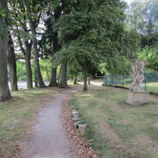 Sousoší Atlantů u zámku v Popelíně