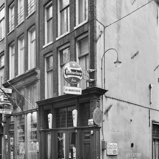 Huis met gevel onder rechte lijst met consoles, evenals de winkelpui