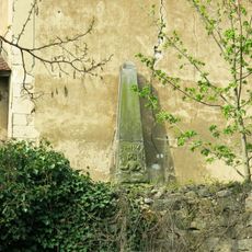 Sloup-obelisk u zdi kostela v Soběsukách