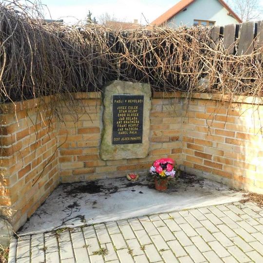 Pomník padlým ve Václavské ulici ve Velkých Popovicích