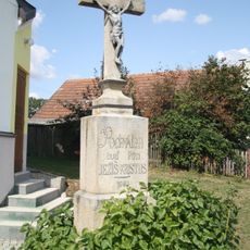 Kříž před kaplí v Křelovicích