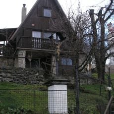 Kříž v ulici Ke Hradu u schodů ke kostelu v Sloupu